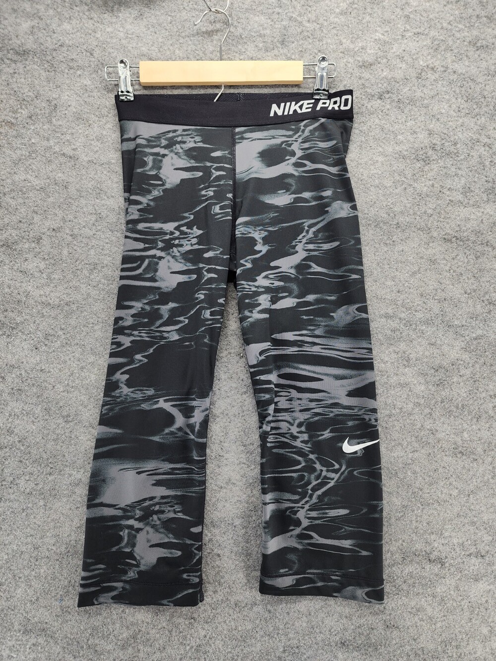 Nike Pro Leggings Womens Medium Capri Black Gray Activewear Mid Rise 26x18"